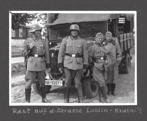 Die Ordnungspolizei Ausschnitt aus einem Fotoalbum über einen Einsatz des Hamburger Polizeibataillons 104.