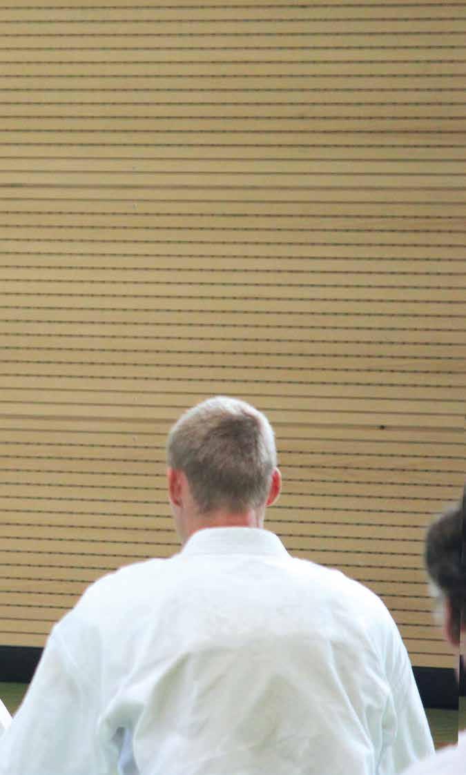 Gasshuku 2017 Gasshuku 2017 Hideo Ochi, DJKB-Chief-Instructor (Danvorbereitung: Kihon, Kata, Kumite) Am Montagnachmittag nach den bereits vier Trainingsblöcken, die in der Halle stattfanden, kann man