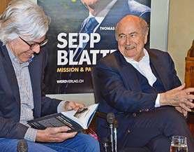 Blatter-Buchvernissage auf dem Sonnenberg Sänger Pino Gasparini und der «Sonnenberg»-Gastronom Jacky Donatz.