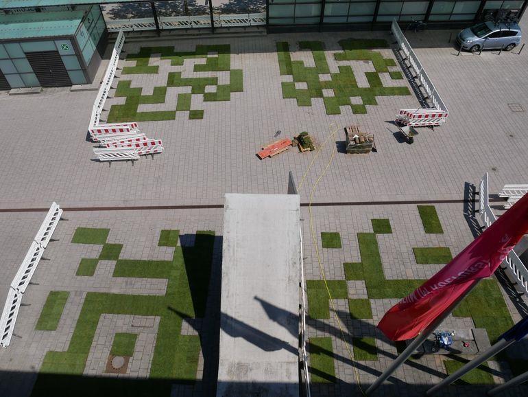 Foto: Blick vom Dach des Kulturspeichers auf die Entstehung des Rollrasen-Labyrinths.
