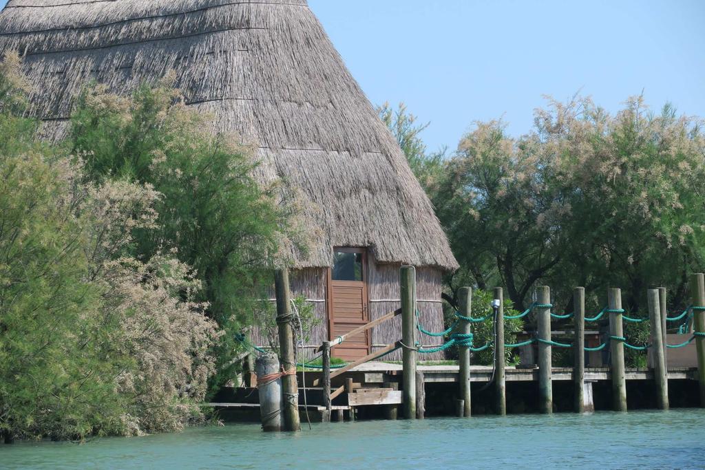 I Casoni Casoni sind einfache, mit Reetgedeckte Fischerhütten.