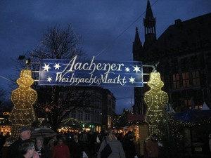 Rückblick 2011 UNICEF-Grußkartenstände auf Weihnachtsmärkten in Aachen und Umgebung In Aachen: rund um das