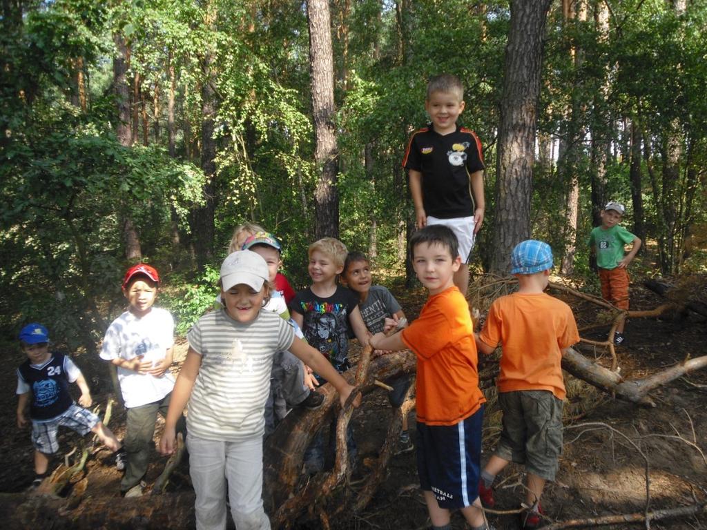 Die Erzieher der Kita Kinderland Holz und Stein Es ist immer wieder etwas ganz Besonderes für unsere Kinder, sich mit den verschiedensten Naturmaterialien zu befassen und was man alles damit machen