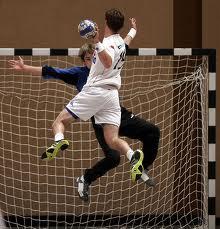 7. Handball AG Wollt ihr richtig Handball spielen lernen? Ihr müsst nicht sofort mit Seitfallknick- und Sprungfalldrehwürfen anfangen!