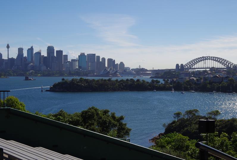 Blick auf die Innenstadt von Sydney Die Skyline von Sydney ist geprägt vom Sydney Tower (ganz links) und der Sydney Harbor Bridge. Auch auf dem Bild: das berühmte Opernhaus.