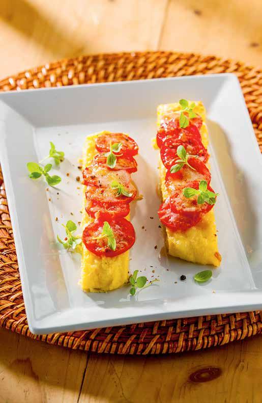 Überbackene Polenta mit Heumilch-Bergkäse 45 min Zutaten 1/2 l Heumilch 1/2 l Wasser 150 g Maispolenta 100 g Heumilch-Butter 200 g Heumilch-Bergkäse gerieben 10 Cocktailtomaten Salz, Muskat