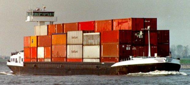 Tendenzen in der Binnenschifffahrt Langfristig Verschiebung vom Massengutgeschäft (Kohle, Erz, Baustoffe) zum verstärkten Transport mit Containern Spezialisierung z.b. auf Neufahrzeugtransport mit Logistik- und Service- Paketen.