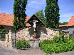 de Grotte Erlinghausen (3 km) Marsberger Straße (Friedhof) In den 20er Jahren aus sog. Grottensteinen von Erlinghauser Mauern gestaltete Andachtsstätte volkstümlicher Marienverehrung.