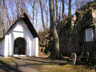 Kapelle (Marienkapelle) Giershagen (7 km) Klusweg im Buchholz Früher war an dieser Stelle eine Grotte im Felsen.