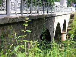 de Diemelbrücke im Zuge der L 870 Giershagen (7 km) L870 Bredelar-Giershagen Im Jahre 1910 errichtete Dreibogenbrücke aus Natursteinmauerwerk.