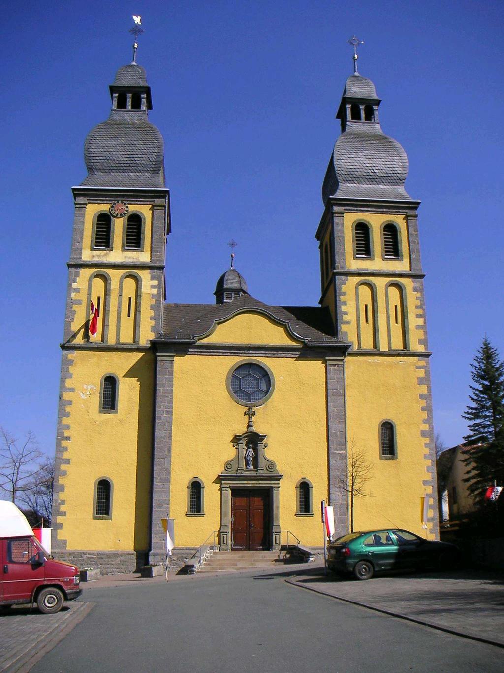 Kirche kath. - "Padberger Dom" St. Maria Magd. Padberg (9 km) Kötterberg 9 Neubarocke, 1913 nach den Entwürfen des Paderborner Architekten Franz Mündelein errichteter Kirchenneubau.
