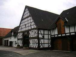 8 Fachwerkhaus aus dem Jahre 1802, unter Verwendung Verwendung von älterem Fachwerk aus dem 17. Jahrhundert Ansprechpartner Willi Küke, Ortsheimatpfleger Cansteiner Str.