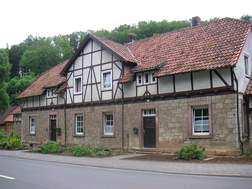 de Wohn- und Wirtschaftsgebäude Canstein (13 km) Arolser Str.