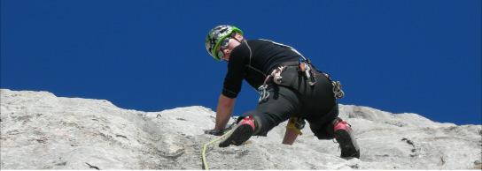 Klettern für Einsteiger und Fortgeschrittene Eine Einführung zum Thema Felsklettern. Kursprogramme und Kursziele werden auf die Anforderungen der einzelnen Teilnehmer abgestimmt.