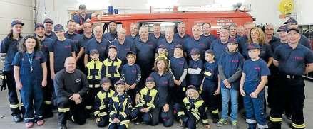 Aus den Feuerwehren Einheitliche Kleidung für die Feuerwehr Grafhorst Kürzlich konnte die Kinder- und Jugendfeuerwehr Velpke, gemeinsam mit der Feuerwehrführung, tolle Spenden entgegennehmen.