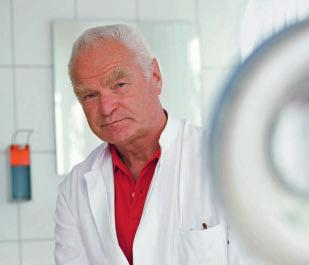 42 STANDPUNKT Prof. Dr. Hannes Wacha verstärkt mit chirugischer Sprechstunde den WD Frankfurt Arzt sein heißt helfen Nein, Neuland ist der Werksärztliche Dienst (WD) für ihn nicht im Gegenteil.