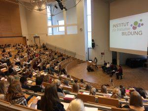 neben dem normalen Arbeitsalltag. Dazu kam, dass die Menschen mit Behinderungen, die am Seminar beteiligt waren, eigentlich gar nicht an der Hochschule sein durften schon gar nicht als Lehrende.