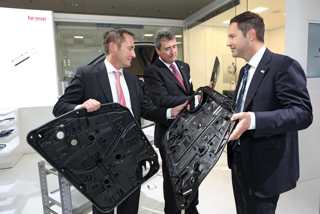 Hörprobe in der Mercedes-Benz S-Klasse: Dieter Burmester, Geschäftsführer Burmester Audiosysteme GmbH (links), und Dr.