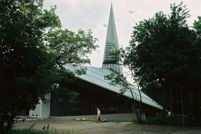 Ulm (Böfingen) Ev. Gemeindezentrum Haslacher Weg 68 74 Das ev. Gemeindezentrum mit Kirche und Gemeindehaus, Pfarr- und Messnerhaus sowie seinen Außenanlagen wurde 1964-67 erbaut.