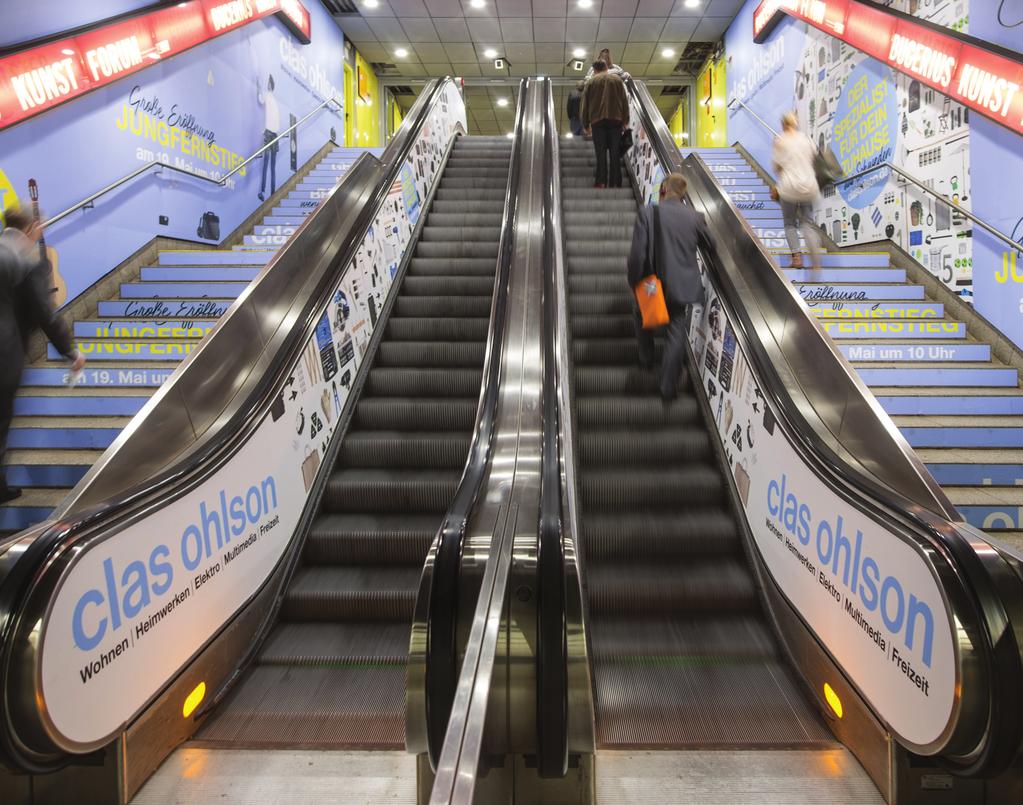 Kampagnenmedien. Station Treppenauf und -abgänge sind in Bahnhöfen besonders hochfrequentierte Bereiche, die mit s aufmerksamkeitsstark in Szene gesetzt werden können.