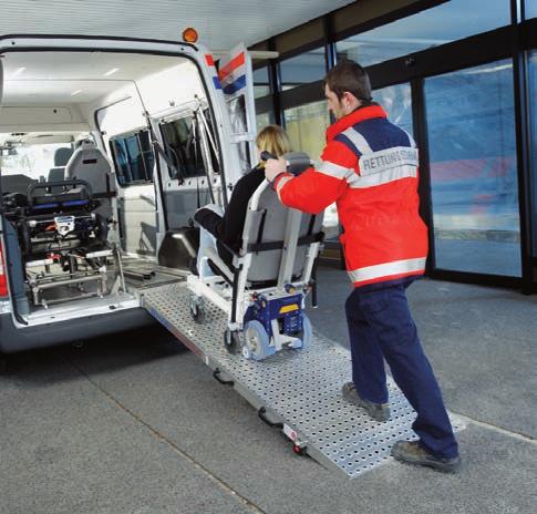Mit Hilfe des Treppensteigers s-max ist eine Person allein in der Lage, den Patienten bequem über Treppen zu transportieren.