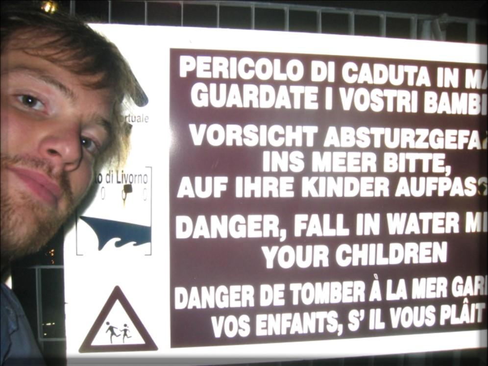 Irgendwo auf Korsika, wo genau wissen wir nicht. David lässt sich vor einem Warnschild fotografieren.