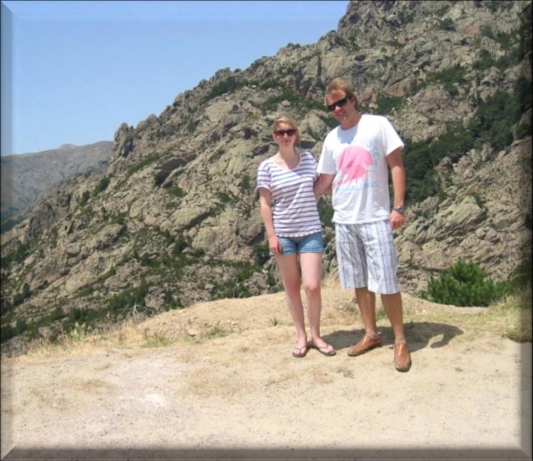 Offensichtlich war es warm in Korsika. Und offensichtlich genossen beide die Fahrt mit dem Auto durch diese bergige Landschaft.