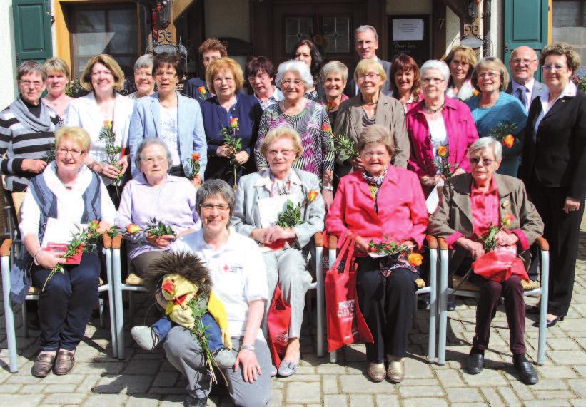 09103-8250 Ingeborg Hühnermann verabschiedet CADOLZBURG - In einer festlichen Zeremonie wurde die Leiterin des BRK Frauenarbeitskreises Cadolzburg, Ingeborg Hühnermann, verabschiedet.