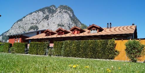 Im Obergeschoss befinden sich die drei Schlafzimmer, ein Badezimmer mit Badewanne, WC und Lavabo. Zwei Zimmer verfügen über einen Balkon.