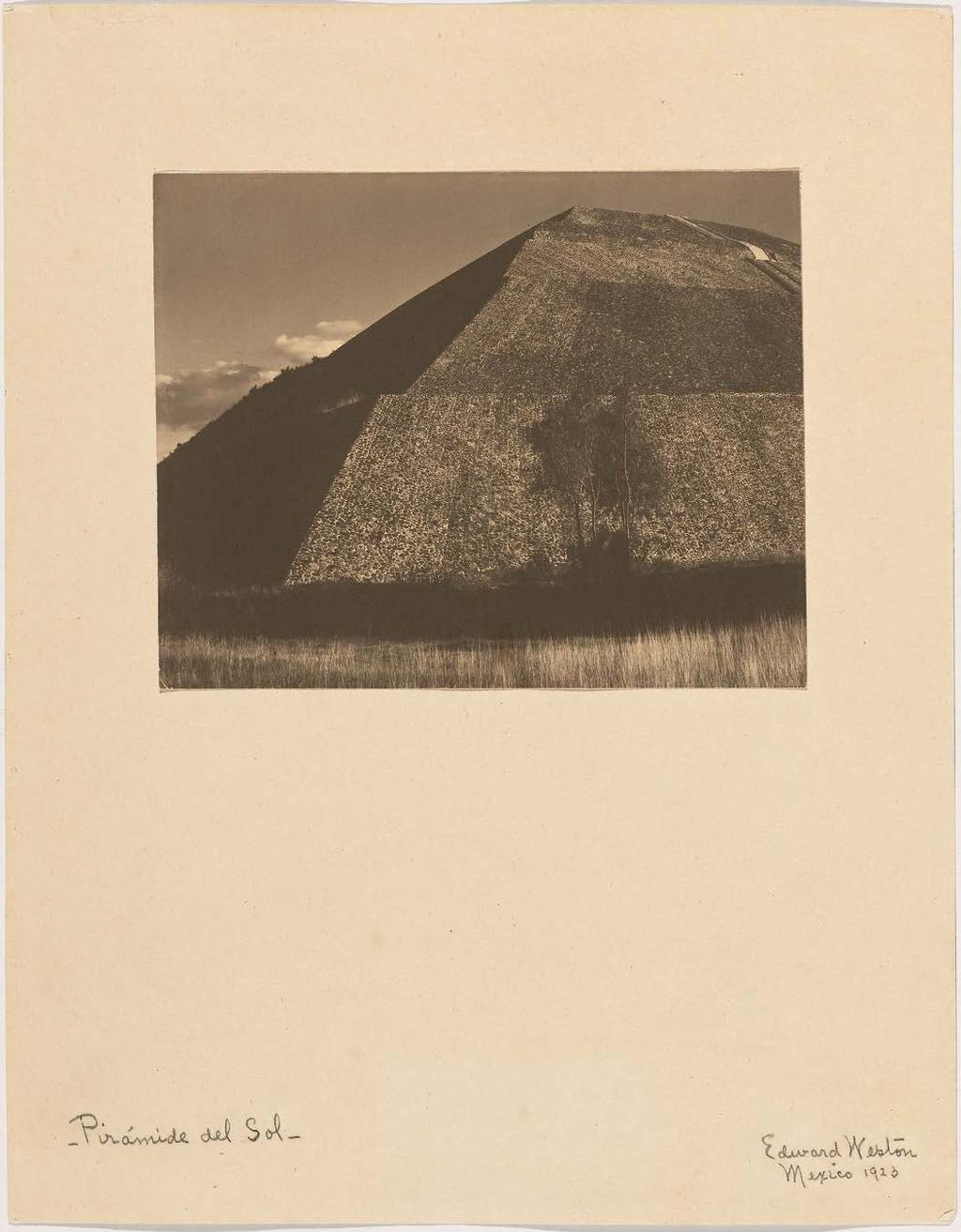 1787 1787 EDWARD WESTON (1886-1958) -Pirámide del sol-, Mexico, 1923. Platinum Print montiert auf Trägerkarton. Vintage. Abzug 19,1 x 24 cm; Träger 45,3 x 35,3 cm.
