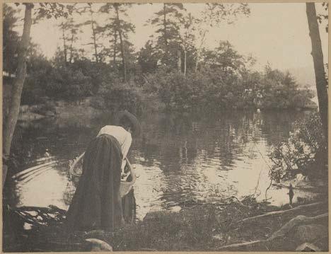 Photographie Sammlung Fleischmann 1788 ALFRED STIEGLITZ (1864-1946) Woman with a Boat, Lake George, um 1904. Platinum Print, Kontaktabzug, aufgezogen auf Trägerkarton. Vintage. Wohl Unikat.