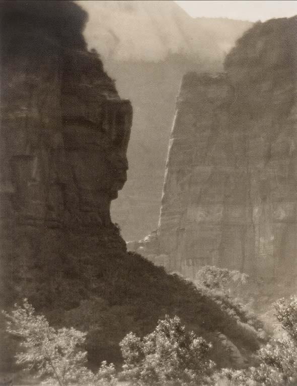 Photographie Sammlung Fleischmann 1794 ALMA LAVENSON (1879-1989) Zion Canyon, 1927. Getönter Silbergelatine-Abzug. Vintage. 29,8 x 22,2 cm. Verso signiert, betitelt und datiert.