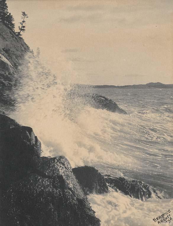 1795 BERENICE ABBOTT (1898-1991) Meeresbrandung, 1934 Getönter Bromöl-Abzug, auf Trägerkarton montiert. Vintage. Abzug 19,8 x 15,1 cm; Träger 35,5 x 27,9 cm.