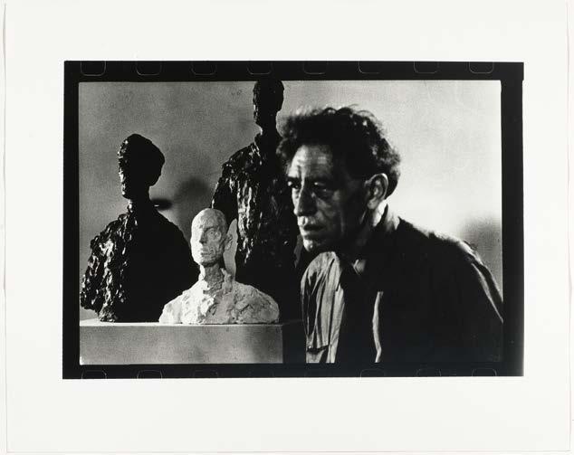 1815* JACK NISBERG (1922-1980) Alberto Giacometti im Seitenprofil mit Skulpturen, 1960er Jahre. Silbergelatine-Abzug auf Barytpapier.