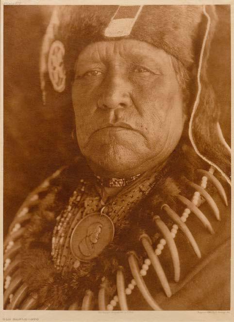 Arenas, u. v. a. - 4 Abzüge mit stärkerem Wasserschaden. CHF 1 000 / 1 500 ( 830 / 1 250) 1623 1624 1624 BEVERLY B. DOBBS (1868-1937) Portrait eines Inuit, 1906. Getönter Silbergelatine-Abzug.