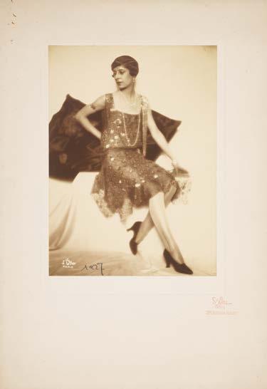 Modedarstellungen, ca. 1924-1934. 11 Original-Photographien. Teils getönte Silbergelatine-Abzüge aufgezogen und montiert auf Trägerkartons. Vintages. Abzüge ca. 19 x 13 bis 22 x 16,5 cm.