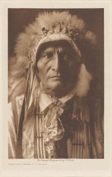 Photographie Historische- und Reisephotographie 1626 1627 1626 EDWARD SHERIFF CURTIS (1868-1952) Standing Bear, Ogalala, 1907. Heliogravüre auf Japanpapier, montiert auf Bütten. Vintage.