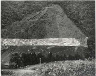 Aus der Serie Quintessence of Japan, 1993. Silbergelatine-Abzug auf Barytpapier. Wohl Vintage. Bildmass 32,3 x 40,3 cm; Blattgrösse 40,5 x 50,7 cm. Auf Rahmenrückwand 2 montierte Etiketten.