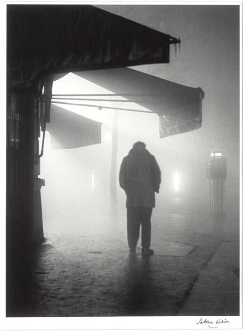 1706* SABINE WEISS (1924) Homme dans le brouillard. Paris, 1955. Silbergelatine-Abzug auf Barytpapier. Späterer Abzug. Bildmass 51,5 x 39,5 cm.