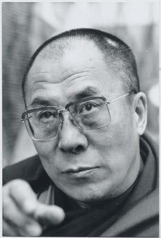 CHF 500 / 800 ( 420 / 670) 1724 INGVAR KARMHED (1946) Portrait des Dalai Lama, 1988. Silbergelatine-Abzug. Vintage. 29,8 x 19,7 cm.