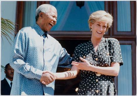 CHF 300 / 500 ( 250 / 420) 1725 PICAPRESS& SICAPRESS (XX) 10 Portraits von Nelson Mandela, 1994-1997. Silbergelatine-Abzüge und Lamdba-Prints. Presseabzüge.