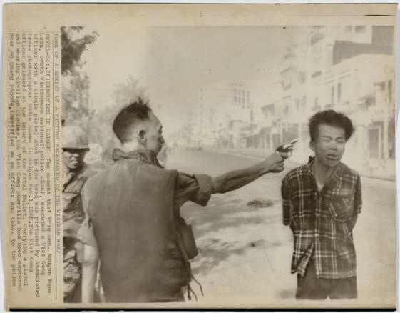 Photographie Photojournalismus 1728 EDDIE ADAMS (1934-2004) Saigon Execution, 1968. Silbergelatine-Abzug. Wire-Photo. Späterer Abzug, 1972. Bildmass 17,3 x 21,7 cm; Blattgrösse 19,4 x 25,5 cm.