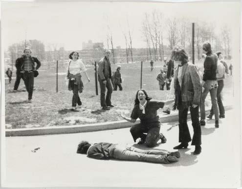 1730 JOHN FILO (1948) Kent State University Massacre (Mary Ann Vecchio leaning over the body of Jeffrey Miller), 1970. Silbergelatine-Abzug. Wire-Photo. Wohl Vintage. Bildmass ca.