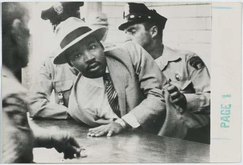 CHF 800 / 1 200 ( 670 / 1 000) 1733 CHARLES MOORE (1931-2010) Arrest of Martin Luther King, 1958. Silbergelatine-Abzug. Späterer Presseabzug, 60er Jahre.