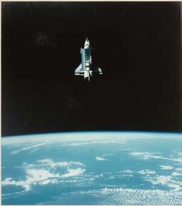 Cibachrome aufgezogen auf Trägerkarton. Etwas späterer Abzug, 1986. 45 x 40 cm. Aufgenommen am 22. Juni 1983 vom Space Pallet Satelliten. 1739 N.A.S.A. (XX-XXI) Astronaut Bruce McCandless II, 1984.