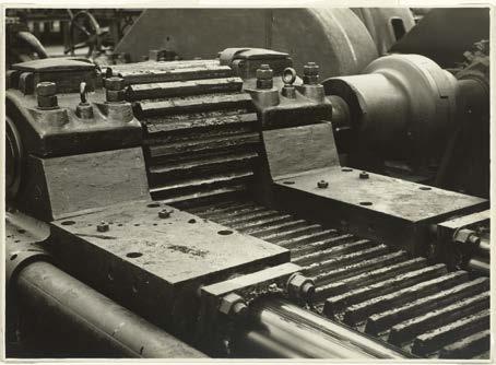 CHF 800 / 1 200 ( 670 / 1 000) 1748 ALBERT RENGER-PATZSCH (1897-1966) Fliessband (Teil eines Röhrenziehwerkzeuges), 1930er Jahre.
