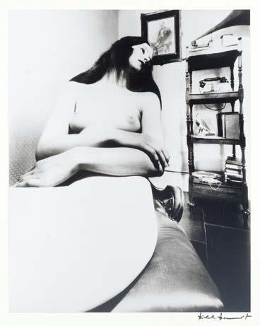 Photographie Sammlung Fleischmann 1767 BILL BRANDT (1904-1983) Nude with Pidgeon on shelf, 1958. Silbergelatine-Abzug.