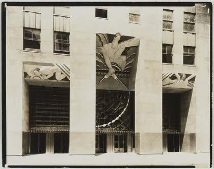 1776 BERENICE ABBOTT (1898-1991) Entrance to R.C.A. Building, Manhattan, 1930er Jahre. Getönter Silbergelatine-Abzug. Vintage. 20,32 x 25,4 cm.