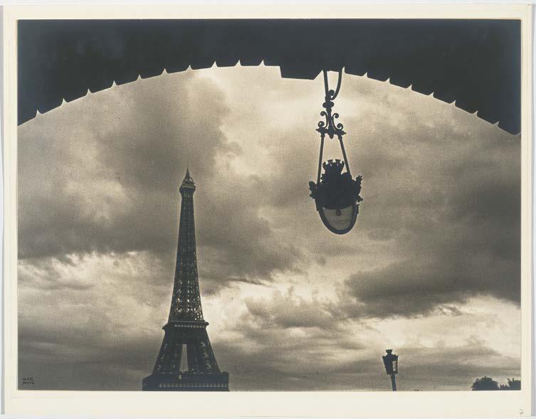 1786 ILSE BING (1899-1998) Pont de Grenelle mit Eiffelturm, 1932. Getönter Silbergelatine-Abzug. Etwas späterer Abzug, datiert 1941.