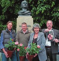Kurz berichtet Da war noch...... die Rose für Jean-Paul Im kommenden Jahr feiert die Festspielstadt den 250. Geburtstag ihres berühmten Dichtersohnes Jean-Paul.